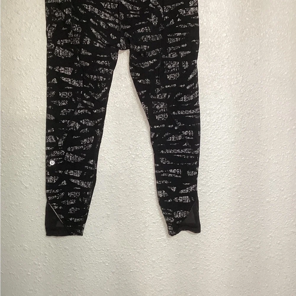 lululemon inspire animal swirl embossed leggings size 10